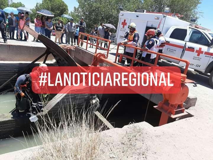 Elementos de emergencias rescatan el cuerpo de un menor ahogado, en Meoqui