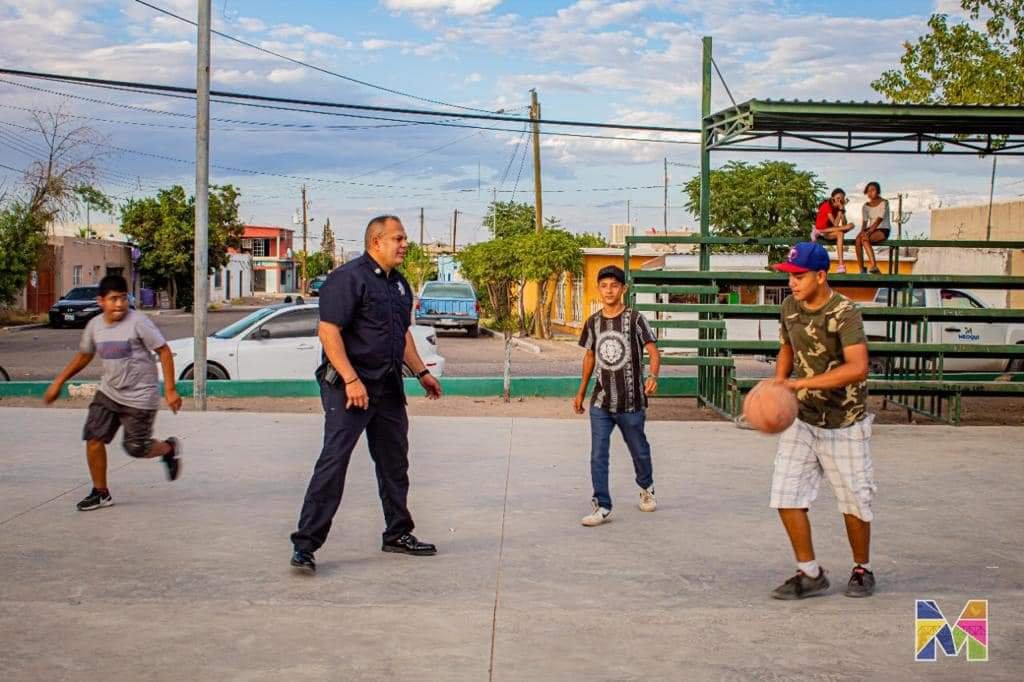 Director de SP de Meoqui juega retas de básquetbol con jóvenes - La Noticia