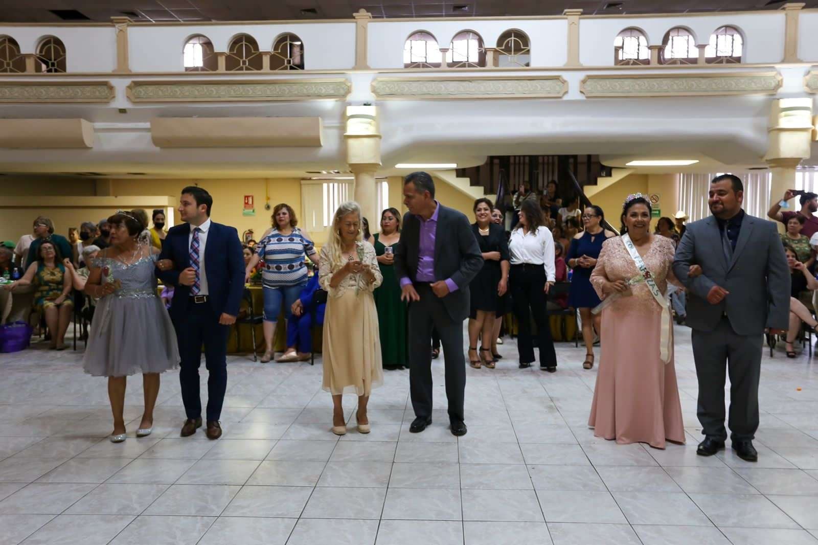 Corona DIF Municipal de Delicias a tres reinas por el Día de Abuelo - La  Noticia
