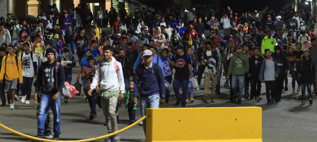 Migrantes hondure os y venezolanos salen en caravana hacia EE.UU